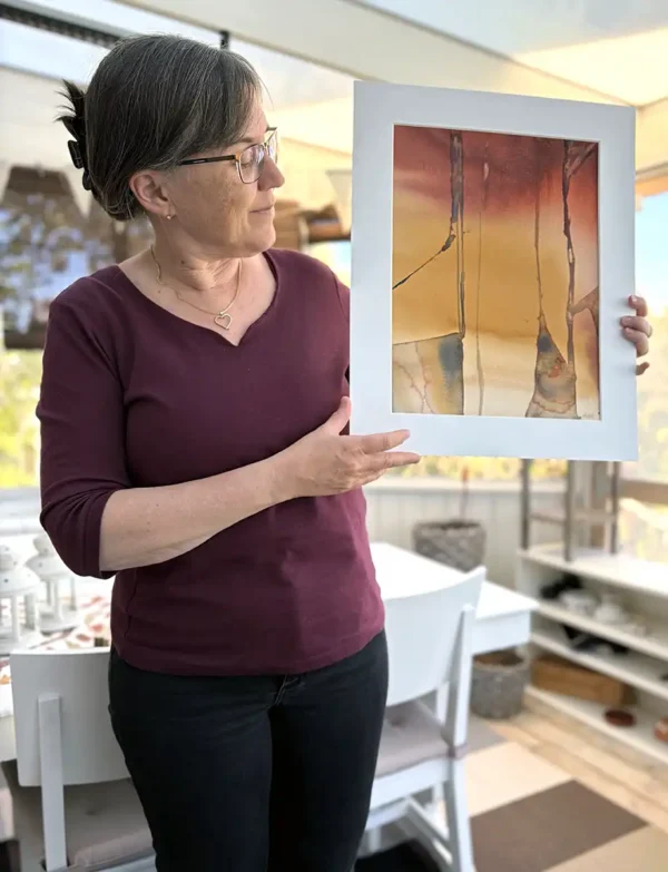Ett foto på tavlan "Flyga på starka vingar". En akvarell målad av konstnären Helene Engström.