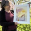 Foto av tavlan "Världarna vaknar av andetagen". En akvarellmålning av Helene Engström.