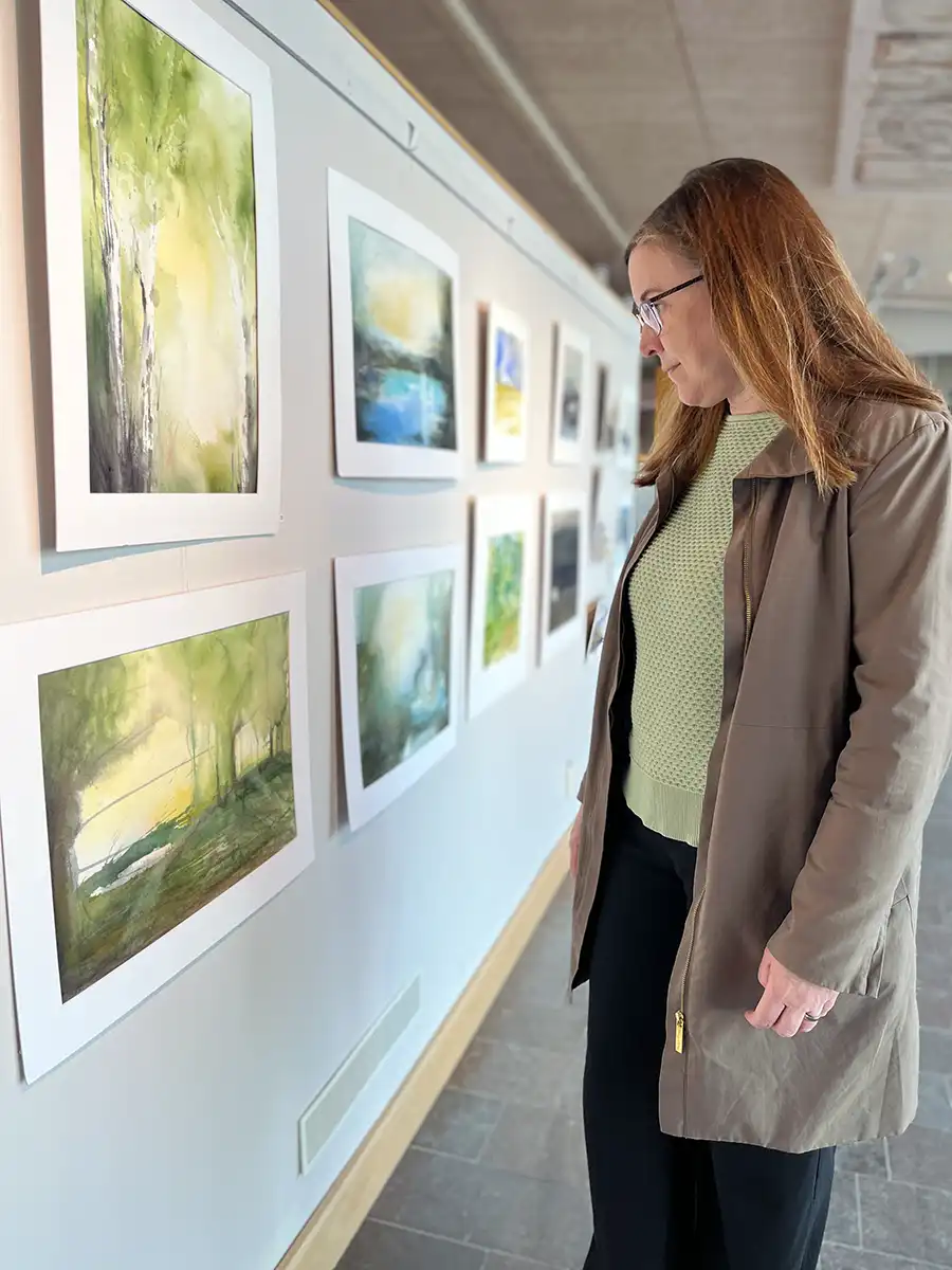 Konstutställning på Gränna museum, 2024. Helene Engström på besök för att titta på utställningen och såklart de egna akvarelltavlorna.