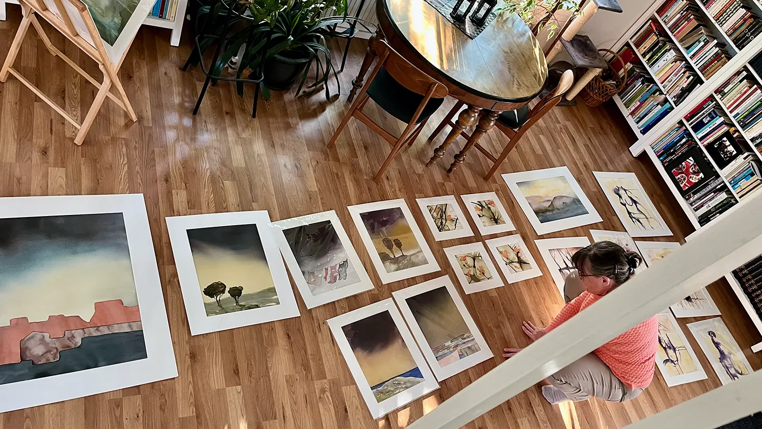Helene Engström i ateljén i Norrköping. På fotot syns en suddig bild av Helene när hon med hjälp av en pendel formar ansiktet på lerfiguren. Fokuset i bilden ligger på lerfiguren hon arbetar med. Längst ner på skulpturens rygg står det Helene intryckt med hjälp av en stämpel.