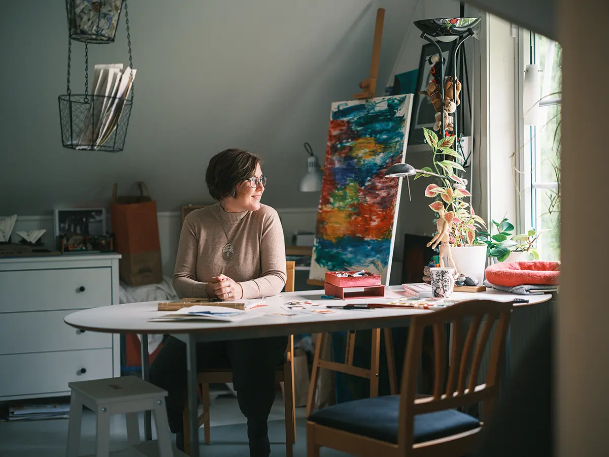 Helene Engström i sin ateljé i Norrköping. Foto av Crelle.